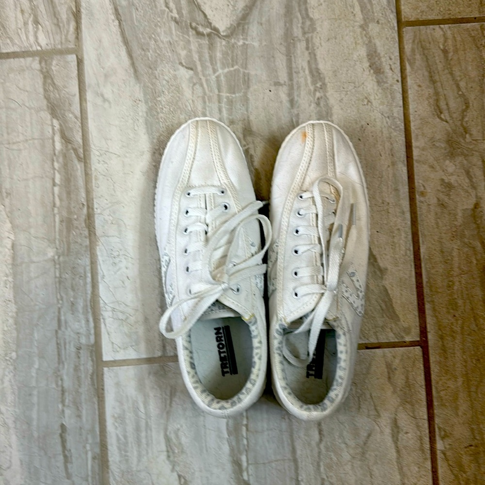 White tretorn tennis shoes
